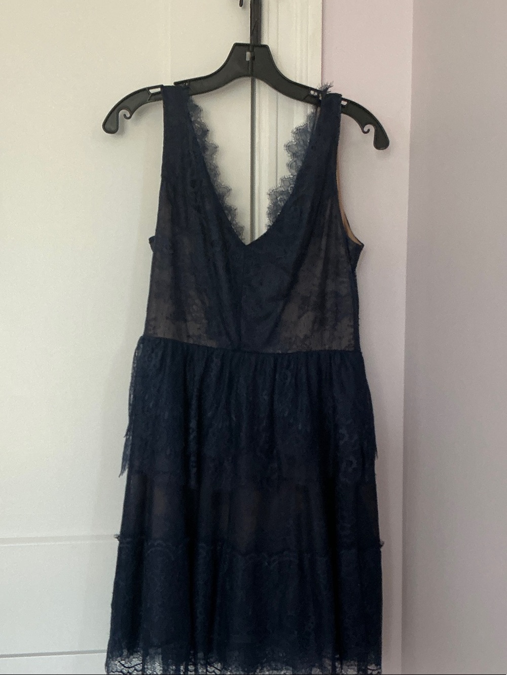 BCBGMaxAzria Navy Lace V-Neck Tiered Midi Dress NWOT